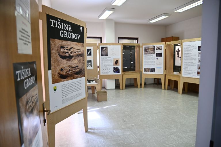 tišina-grobov, razstava, tišina