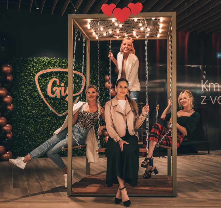 Dekleta uživajo v novi instagramabilni točki GIG-a.jpg