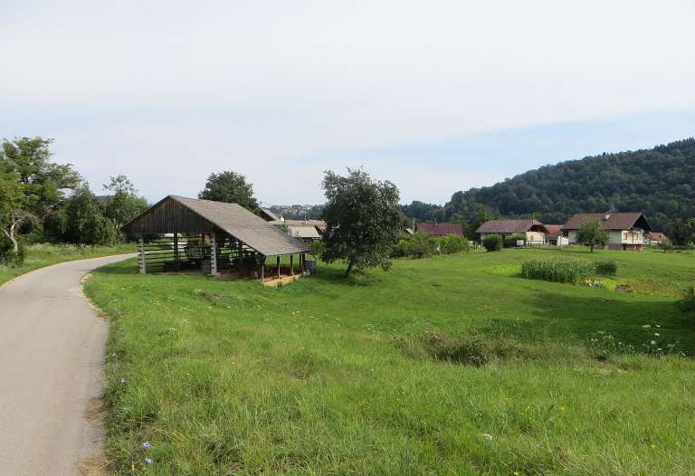 jama_pri_dvoru_slovenia.jpg