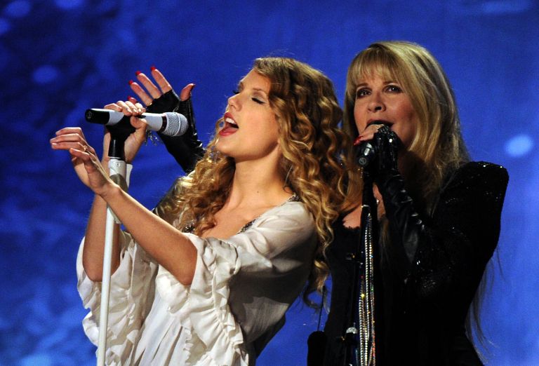 Taylor Swift in Stevie Nicks na podelitvi grammyjev leta 2010.
