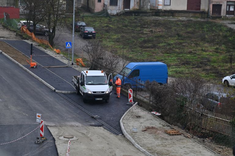 pomgrad, asfalt, asfaltiranje, delavci, delo zunaj, gradbišče, cestno podjetje, delo na cesti
