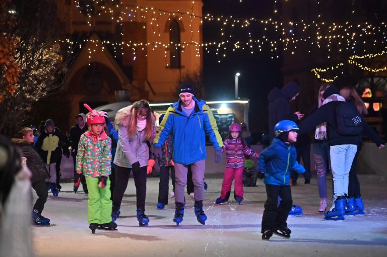drsališče, božični-bazar, božični-sejem, sejem, bazar, druženje, otroci, družina, ljudje