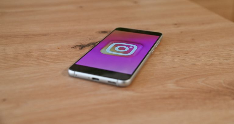 družbena-omrežja, socialna-omrežja, instagram, facebook, telefon, mobitel, influencerji