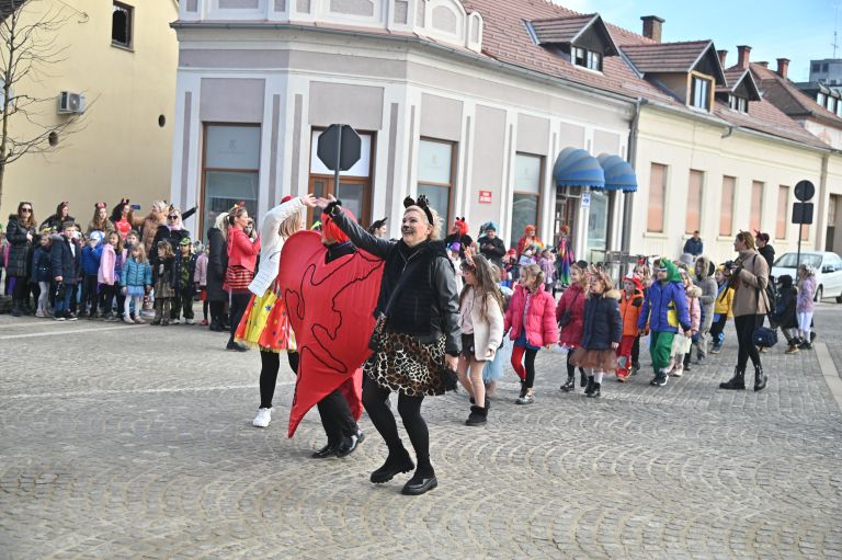 pustna-povorka-murska-sobota, osnovne-šole, otroci, mesto, maske, pust