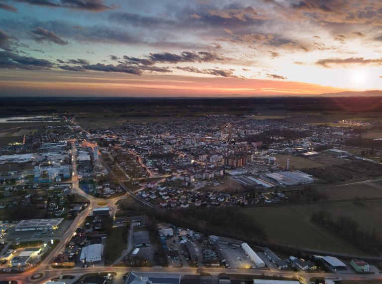 simbolična, murska-sobota, dron, panorama, sončni-zahod, mesto