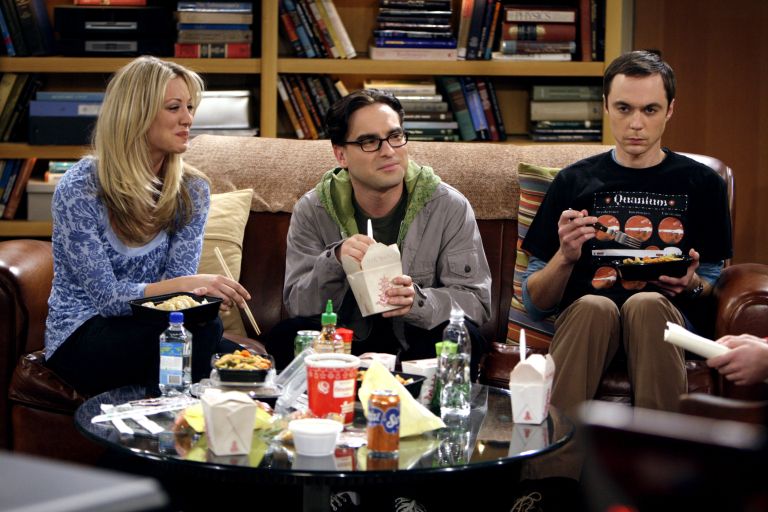 Od leve proti desni: Penny (Kaley Cuoco), dr. Leonard Hofstadter (Johnny Galecki) in slavljenjec, dr