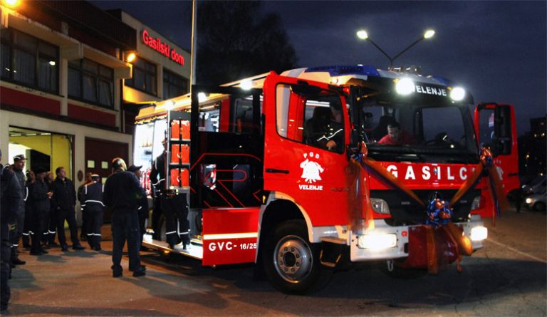 gasilci, gasilski avto, vozilo, intervencija, požar, dom, varnost