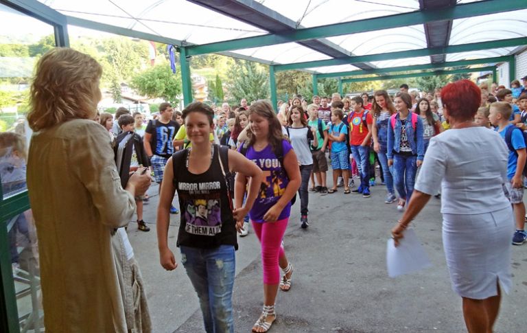 prvi solski dan 3977