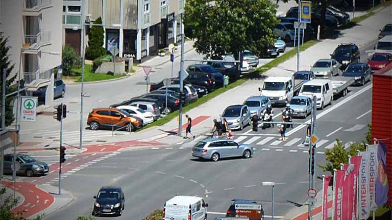 promet-prehod-krizisce-avtomobili