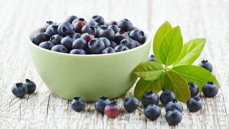borovnice-blueberry-with-leaves-on-a-wooden-white-board-2022-01-18-23-42-34-utc