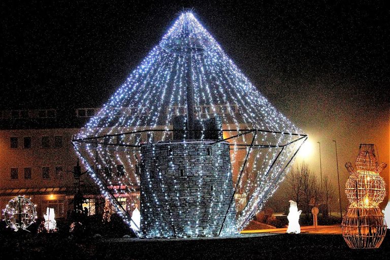 V krožišču pred mozirskim upravnim centrom je SVETLOBNO IZBRUŠEN mega diamant kot znamenje žlahtn...