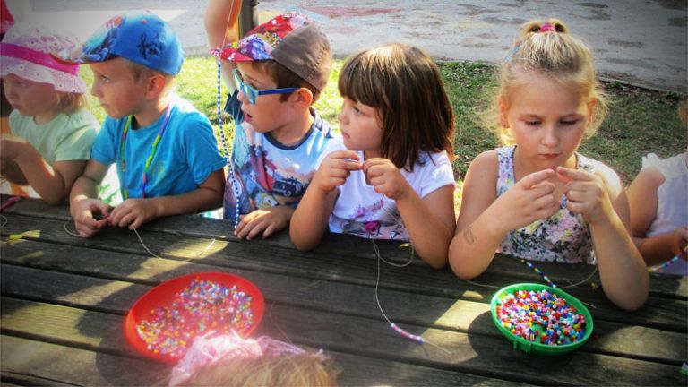 vrtec-otroci-vrtiljak