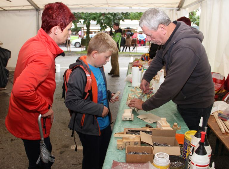 NČ 2  Stari mojstri lesa so svetovali mladim radovednežem kako se lesu streže in kaj iz njega nar...