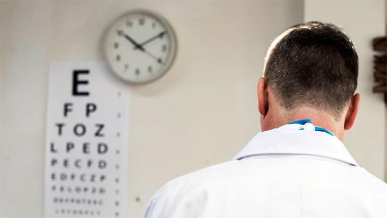 zdravnik-bolnica-pacient-oci