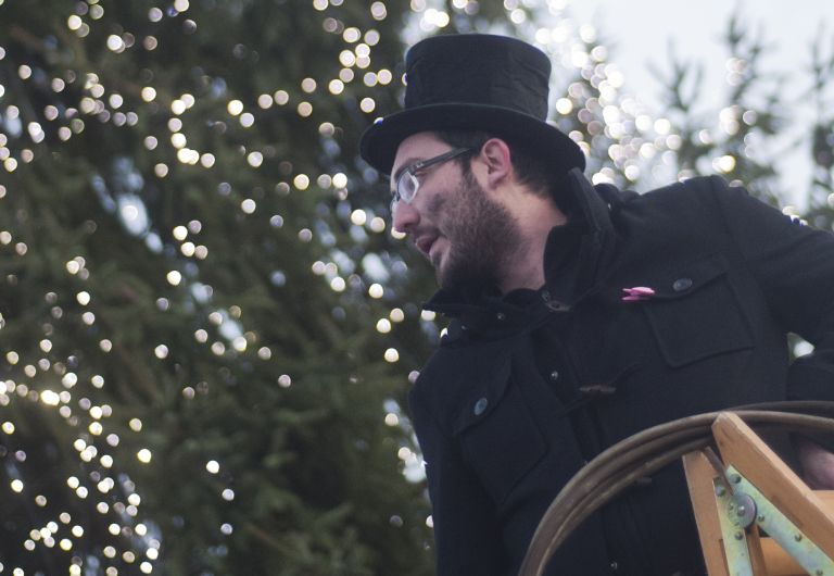 Dimnikar deli gumbe za srečo_foto Ksenija Mikor