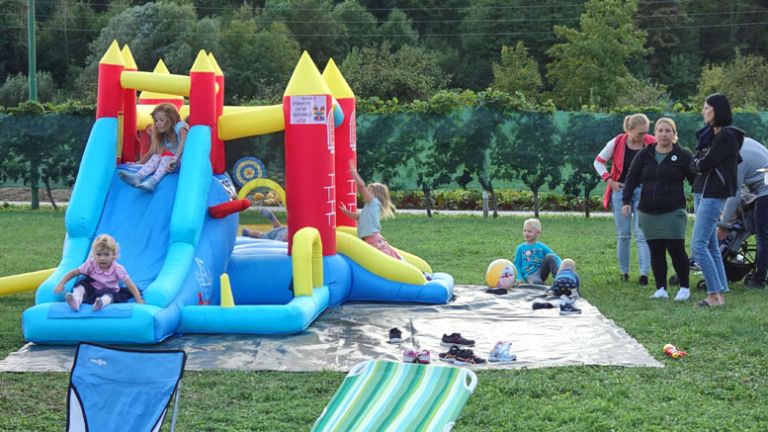 napihljiva-igrala–pozno-poletni