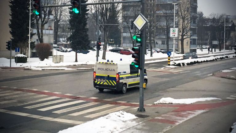 policija_marica_krizisce_semafor_promet