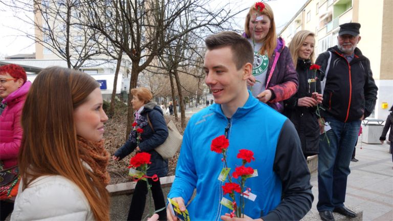 razvajanje v mestu, cvetje, dekle, fant, marec, zenske