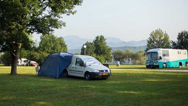 kamp-jezero