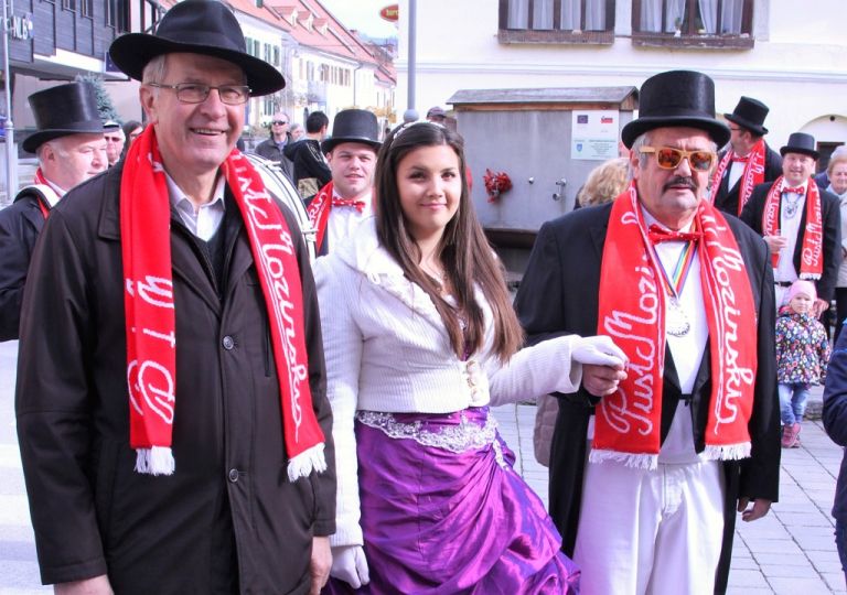 Mozirski podžupan Roman Čretnik pustna princesa Zala prva ter pustni župan Drago Poličnik so odli...
