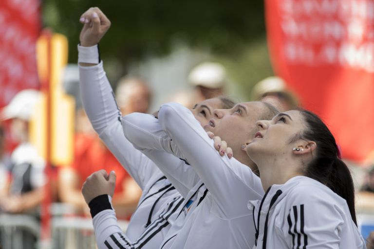 Janja Garnbret in Mia Krampl med ogledom smeri (foto Luka Fonda)