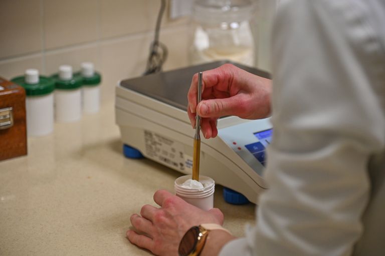 simbolična, pomurske-lekarne, lekarna, farmacija, tablete, priprava-krem, magistralna-receptura
