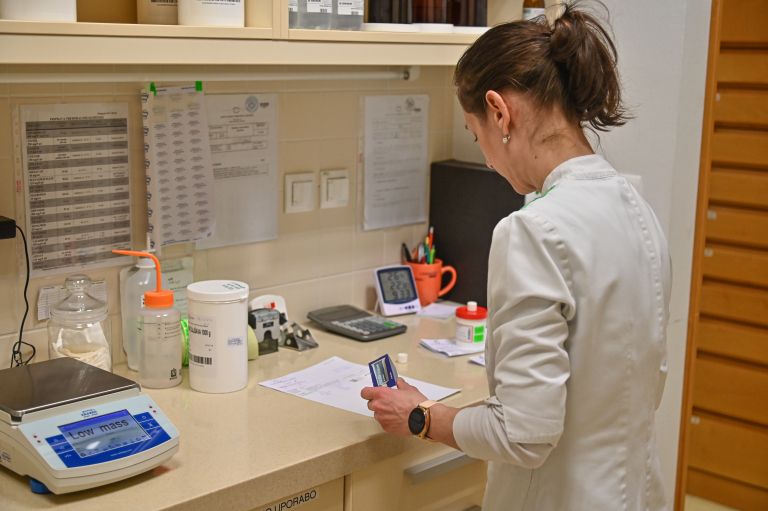 simbolična, pomurske-lekarne, lekarna, farmacija, tablete, priprava-krem, magistralna-receptura