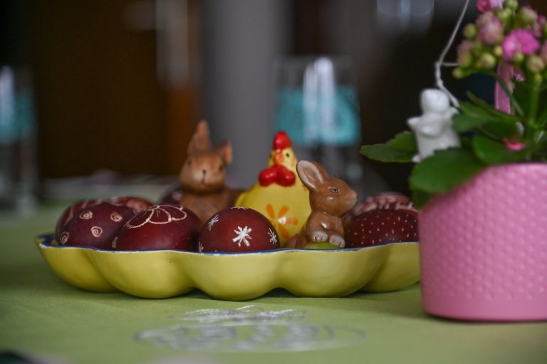 simbolična, velikonočni-zajtrk, hrana, jajca-vuzen-pirhi, šunka-hren