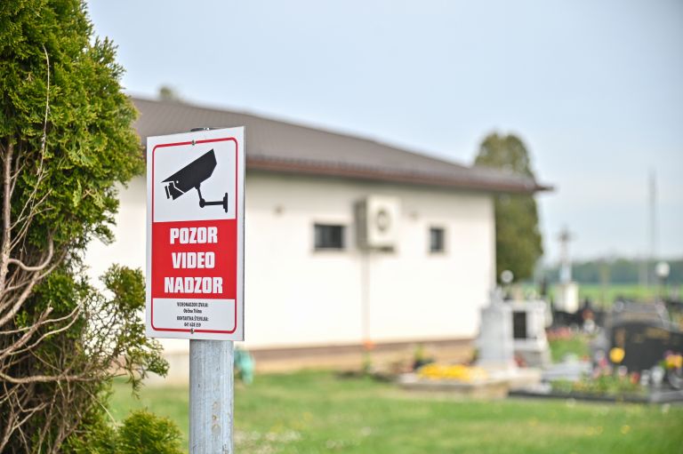 kamera, tišinsko-pokopališče, tišina, smeti, nadzorna-kamera