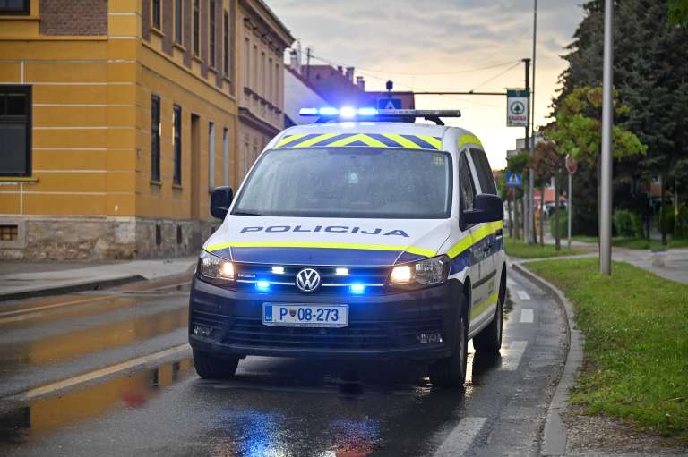 simbolična, policija, gasilci, prometna-nesreča