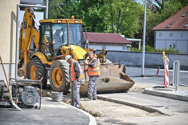 asfaltiranje-ceste, slomškova-ulica, pomgrad, delavci, gradbeni-stroj
