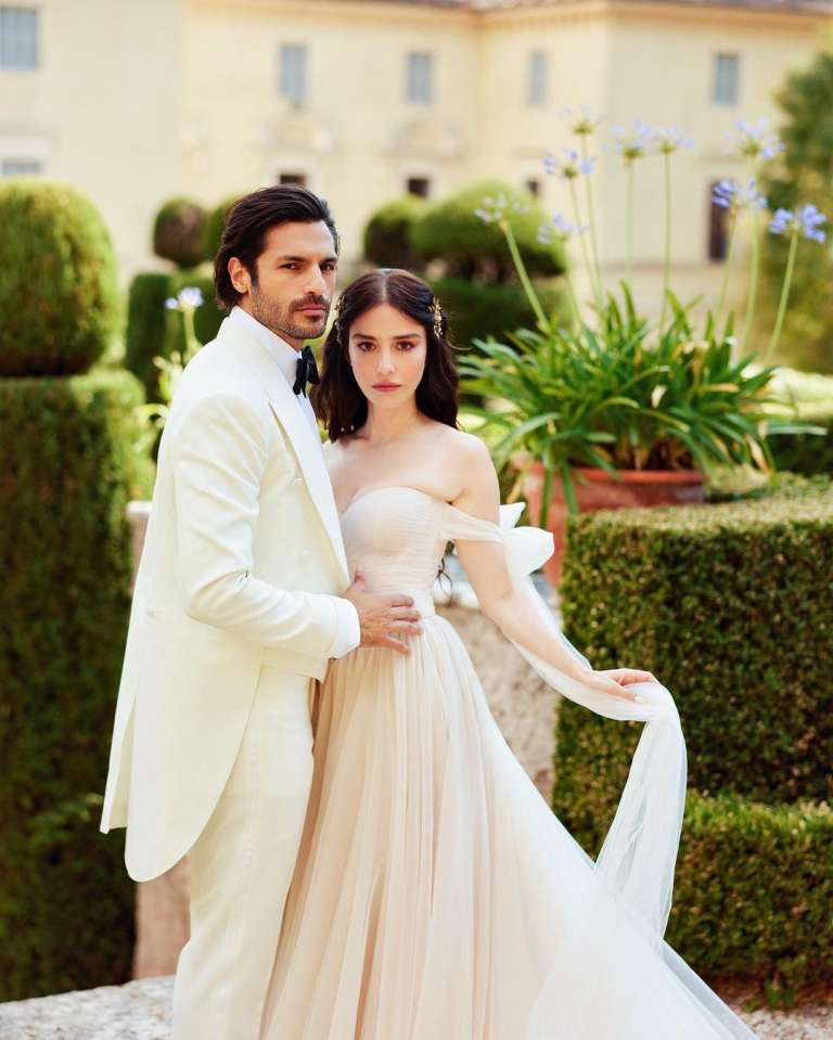 Özge Gürel in Serkan Cayoglu, Ko cvetijo češnje.jpg