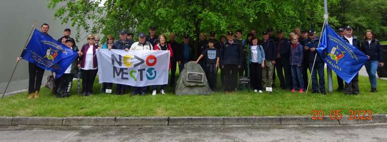 12_clani_ozsc_bele_krajine_in_novega_mesta_pri_spominskem_obelezju_v_pekrah.jpg