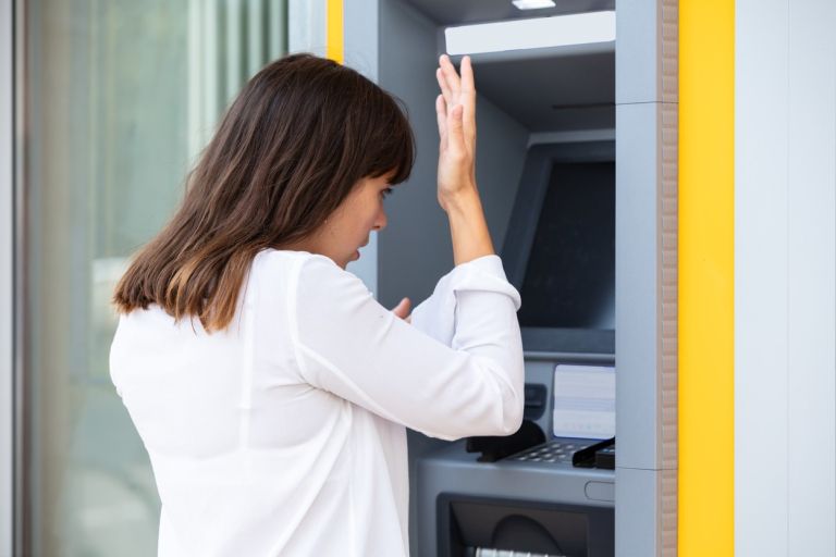 bankomat, jeza, ženska.jpg
