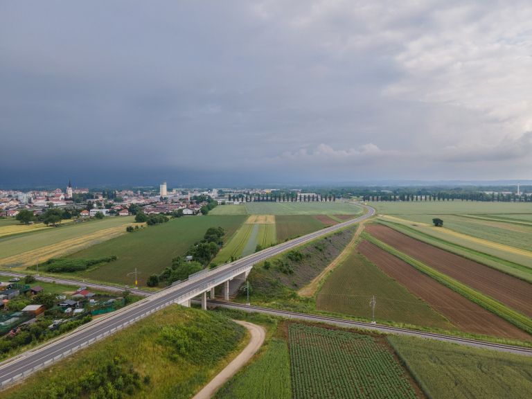 simbolična, dron, murska-sobota, južna-obvoznica, drevored, krožišče, cesta, polja, most