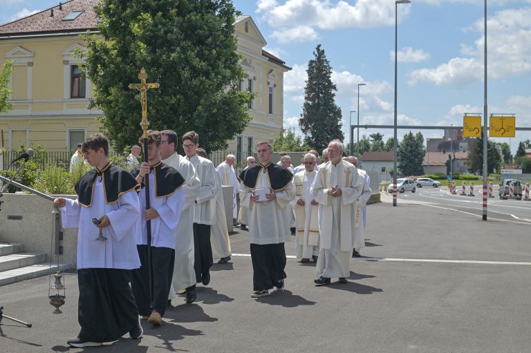 katoliška-cerkev-sv.-nikolaj, cerkev-svetega-nikolaja, blagoslov-spomenika, kip