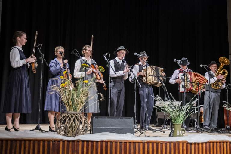 zaigrajmo-in-zapojmo-pod-kostanji, folklorna-skupina-leščeček, veržej