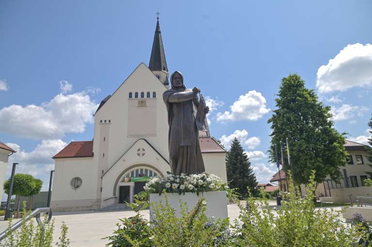 katoliška-cerkev-sv.-nikolaj, cerkev-svetega-nikolaja, blagoslov-spomenika, kip