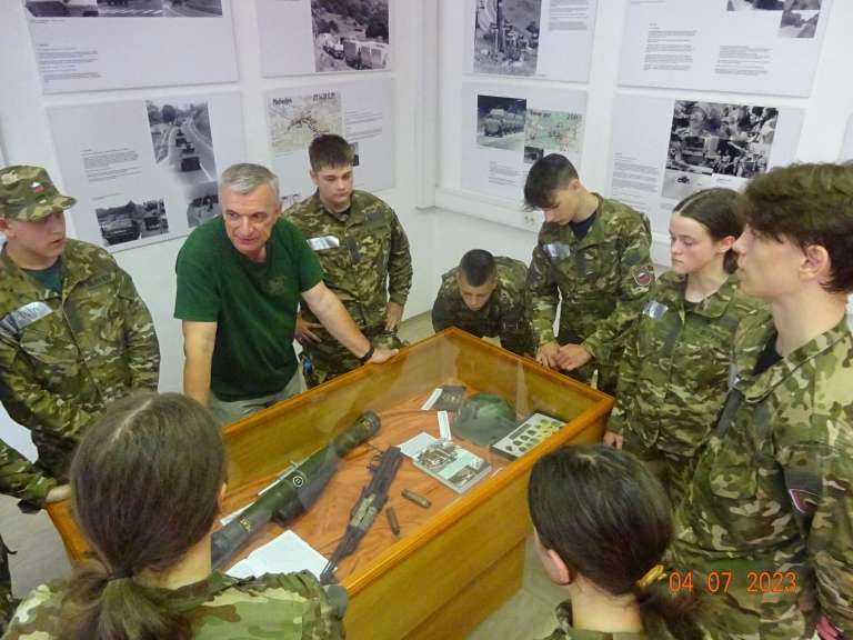 _01_pogled_na_vitrino_z_artefakti_z_medvedjeka.jpg