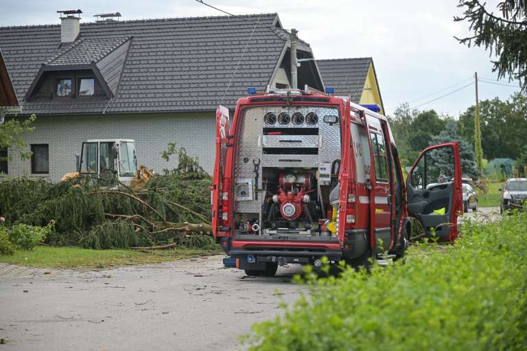 neurje-julij-2023, nevihta-vreme-toča, podrta-drevesa, gasilci, radenci, mele