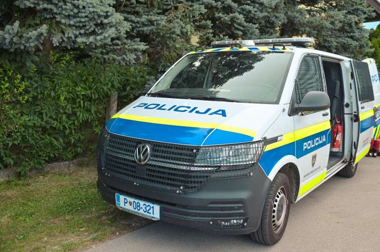 simbolična, policija, prometna-enota, policijska-enota-s-službenimi-psi