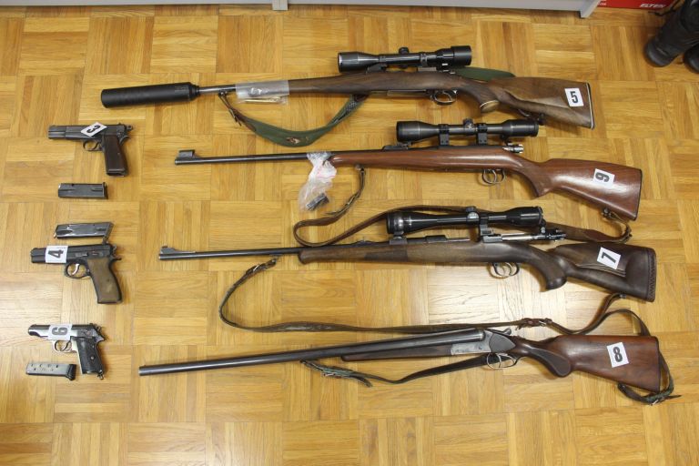 zaplenjeno orožje.JPG