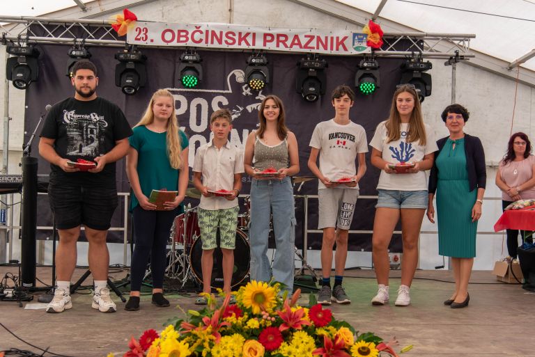 Uspešni osnovnošolci.JPG