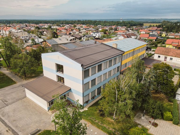 dron, osnovna-šola-turnišče, odkrita-streha, neurje-senacija
