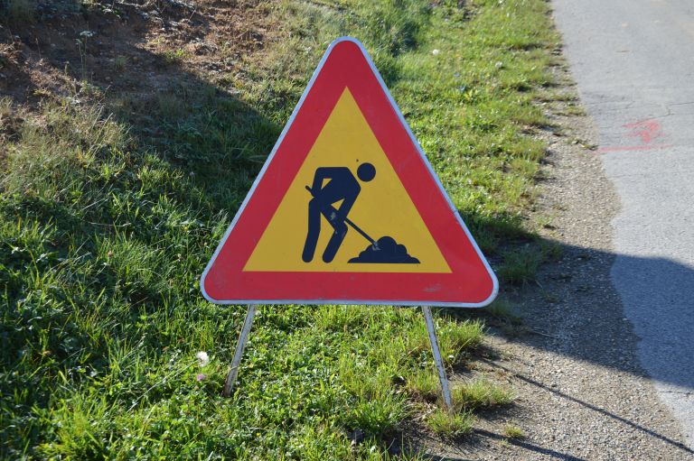 simbolična, delo-na-cesti, delo, gradbena-dela, zapora, zapora-ceste, bager