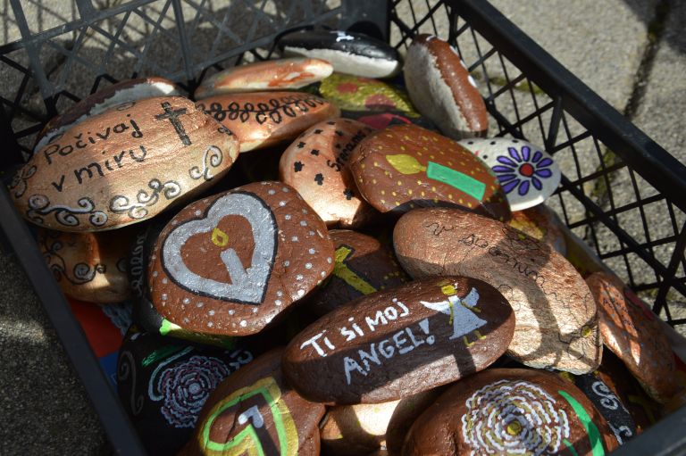 manj-sveč-za-manj-grobov, namesto-pike-vejica, dom-danijela-halasa-velika-polana