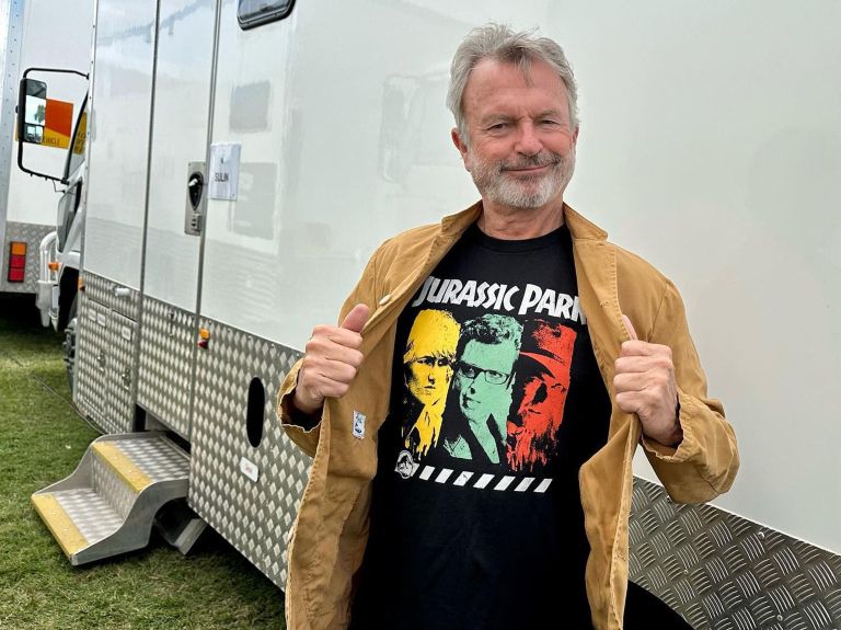 Daleč od filmskih prizorišč se je najraje vračal na Novo Zelandijo, kjer je skrbel za vinograde in svoje številne živali.