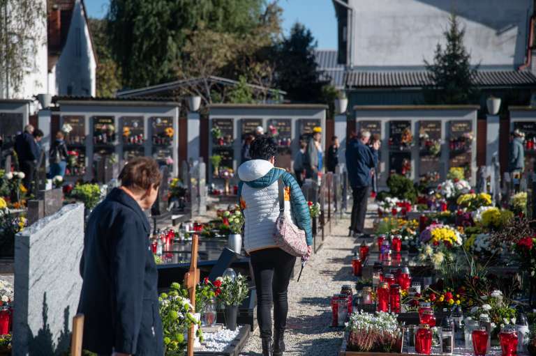 pokopališče-murska-sobota, mrtvi, grob, sveče, ikebana, aranžma