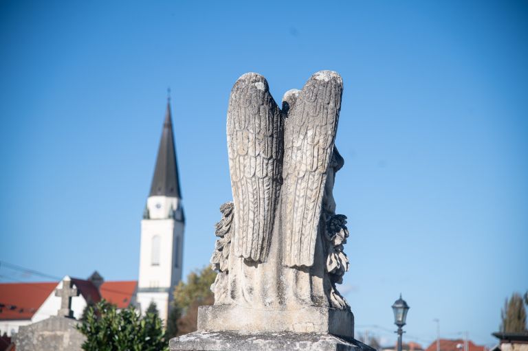 pokopališče-murska-sobota, mrtvi, grob, sveče, ikebana, aranžma