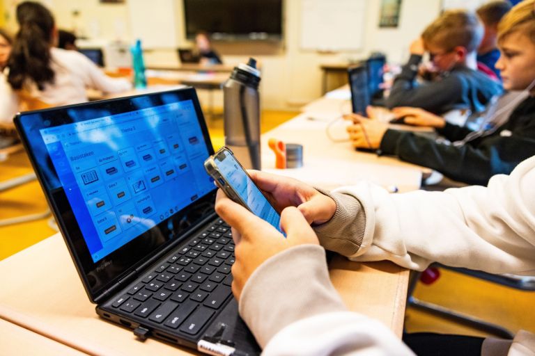 učenci, prenosni računalnik, pametni telefon, šola, pouk.jpg